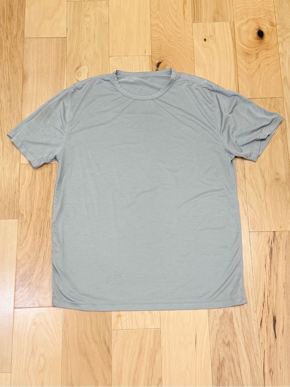 Vuori Men’s Mesh Grey Short Sleeve Tee Shirt